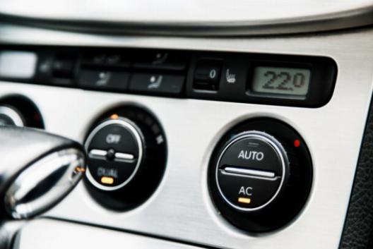 Betydningen av en funksjonell bilens aircondition-termostat