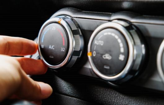 Hvordan diagnostisere og fikse problemer med blåsemotoren til bilens aircondition?