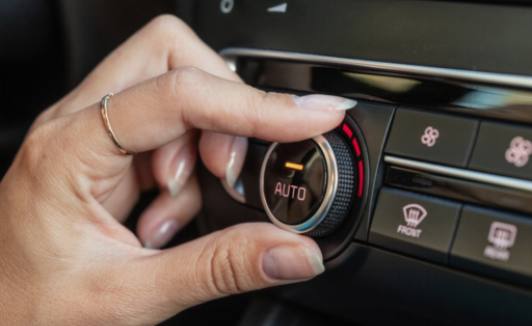 Hvordan du erstatter og reparerer luftkondisjonerings-slanger og -linjer på bilen din