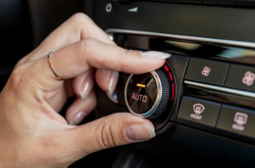 Viktigheten av jevnlig kontroll og utskifting av kjølemiddelet i bilens air condition