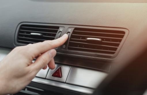 Å forstå årsakene til ubehagelige lukter i bilens luftventiler